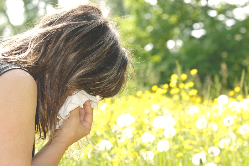 Une femme allergique au pollen