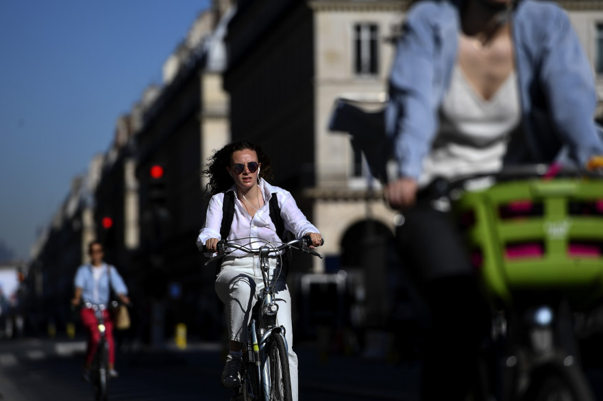 Des cyclistes sur la rue de Rivoli à Paris pendant la pandémie de Covid-19