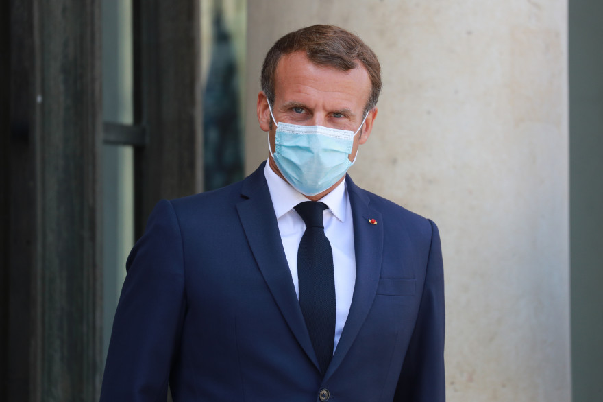 Le Président Emmanuel Macron le 26 août 2020 sur le perron de l'Élysée
