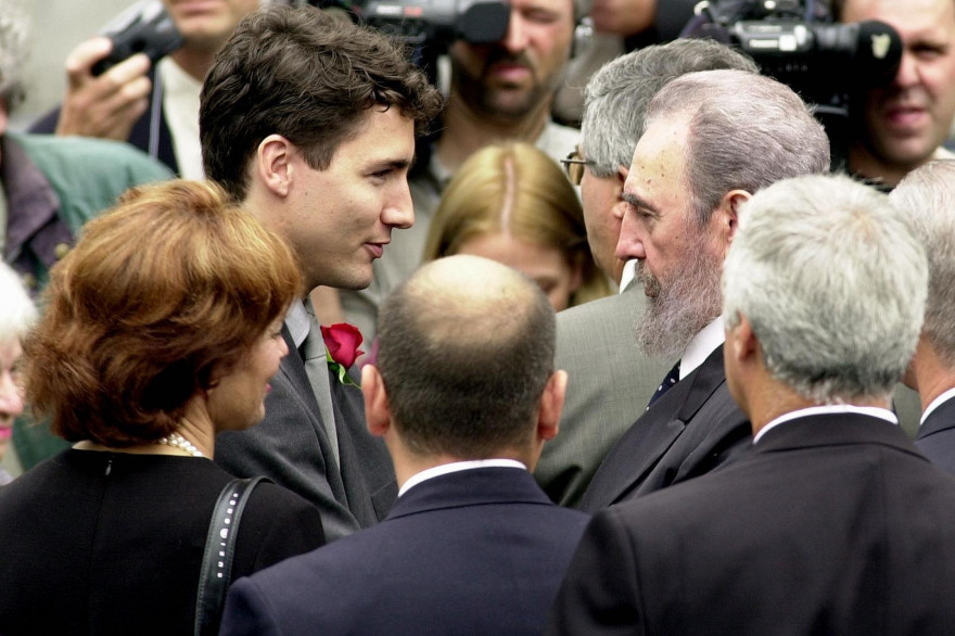 Justin Trudeau et Fidel Castro se saluent lors des obsèques de Pierre Eliott Trudeau, en octobre 2000