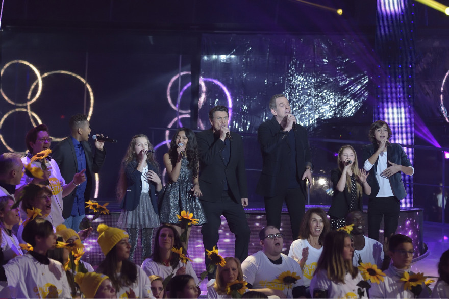 Marc Lavoine et Garou entourent des Kids United et de la chorale du Telethon lors de la 30e édition du Telethon le 2 décembre.