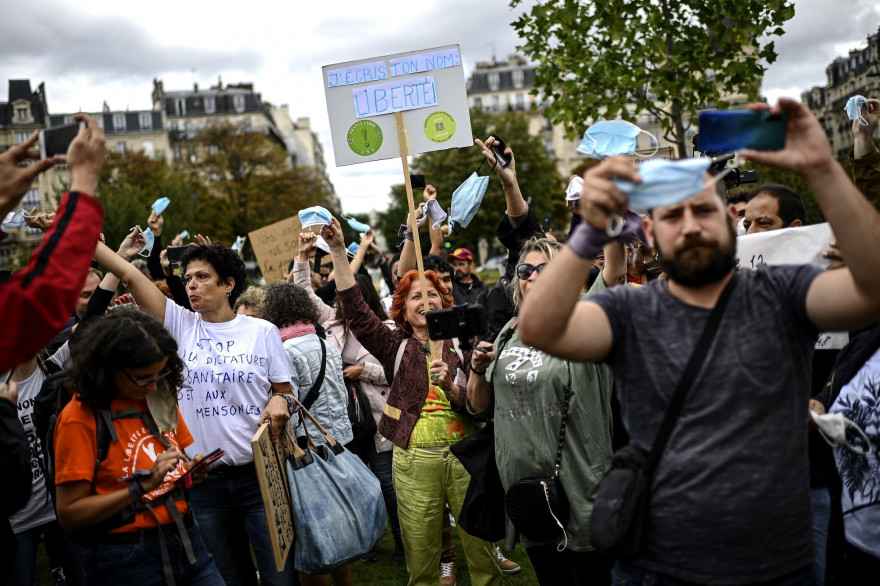 Des manifestants rassemblés samedi 29 août 2020 à Paris pour protester contre le port du masque