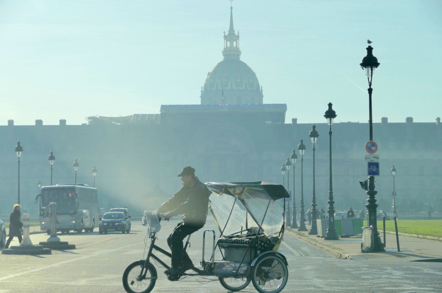 Les Invalides à Paris lors du pic de pollution en France, le 1er décembre 2016