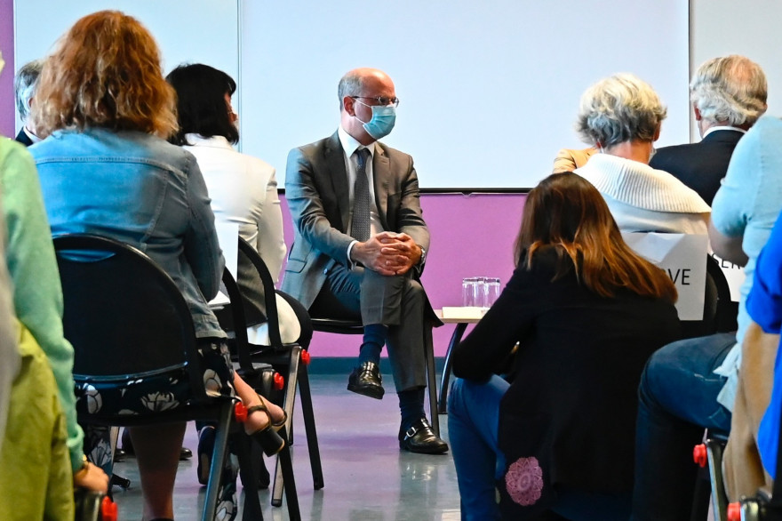 Le ministre de l'Éducation nationale Jean-Michel Blanquer rencontre des professeurs le 31 août 2020 à Château-Gontier