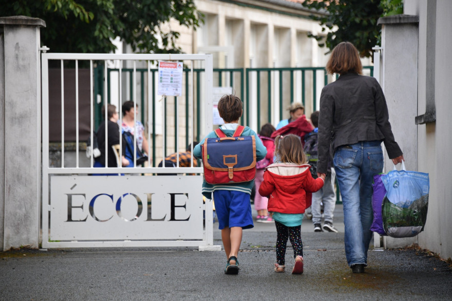 Sur Twitter, certains lancent des pétitions pour dire non à la prétendue vaccination prodiguée par l'Éducation nationale