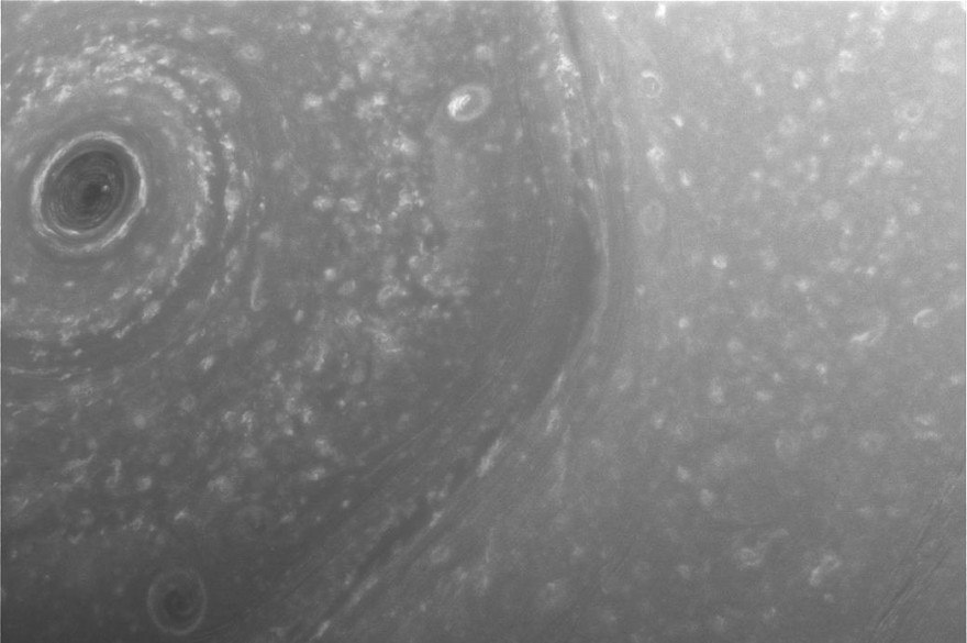 Une image du pôle nord de Saturne capturée par la sonde Cassini.