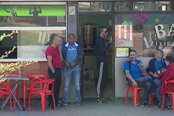 Devant un café à Sevran en Seine-Saint-Denis.
