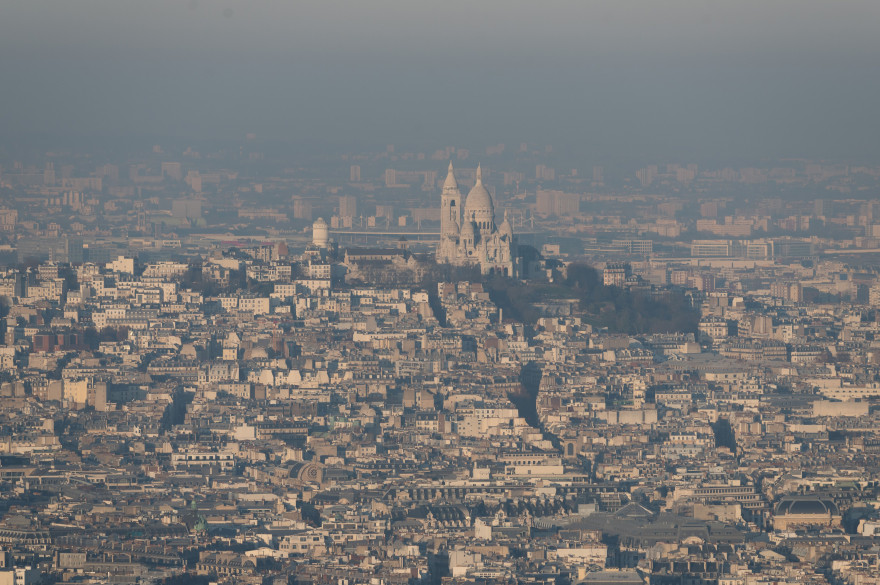 Un nuage de pollution au-dessus de Paris, le 8 décembre 2016