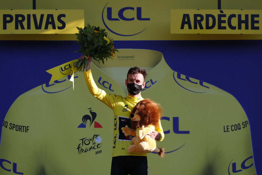Adam Yates a remporté le maillot jaune lors de la 5ème étape du Tour de France 2020.