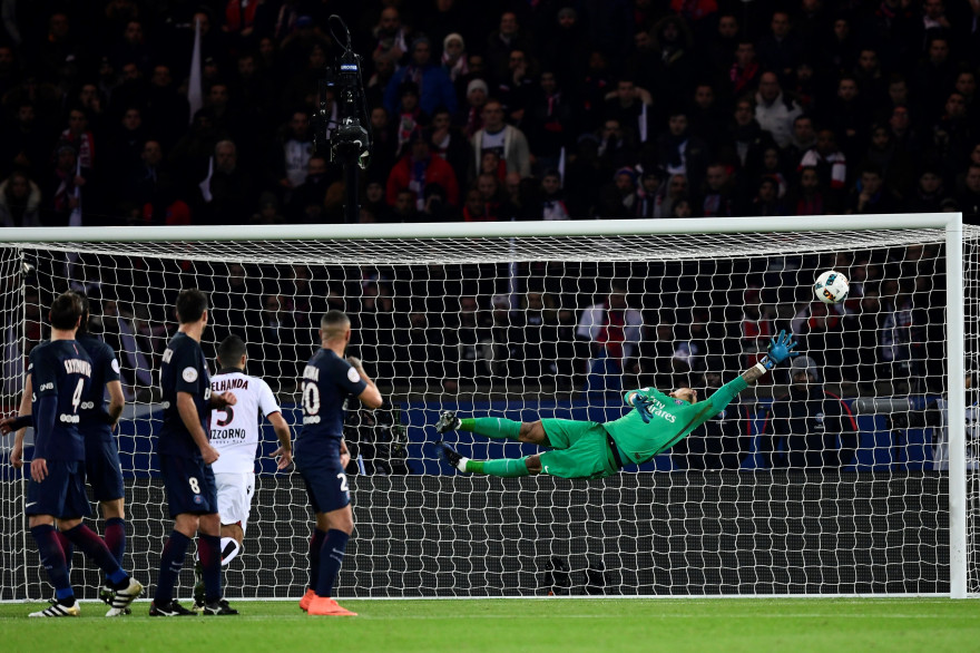 32e minute : Cyprien trompe Aréola sur un magnifique coup franc direct