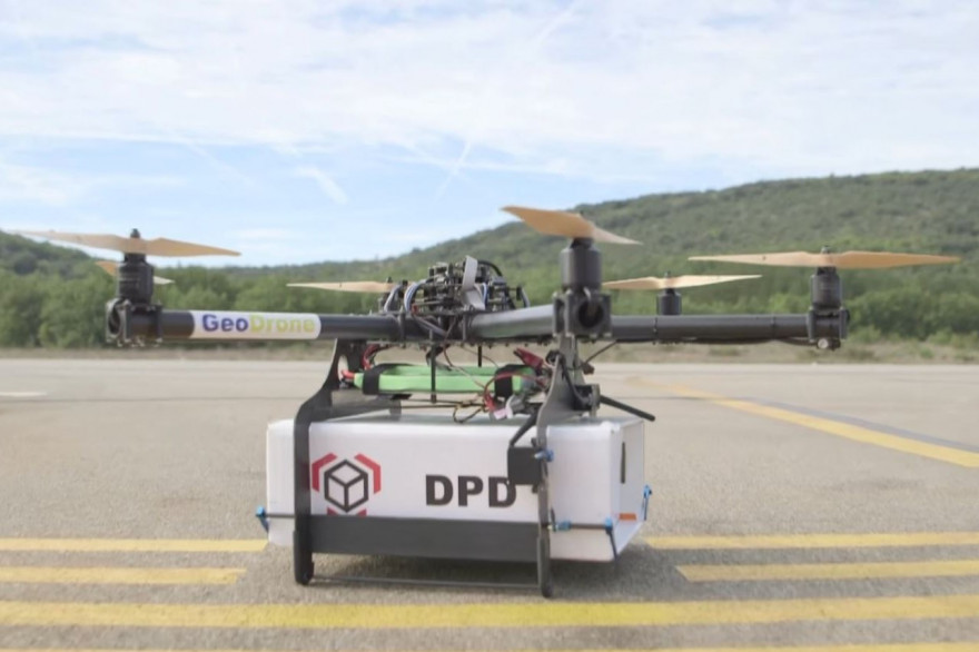 La Poste a effectué sa première livraison par drone dans une zone isolée du Var