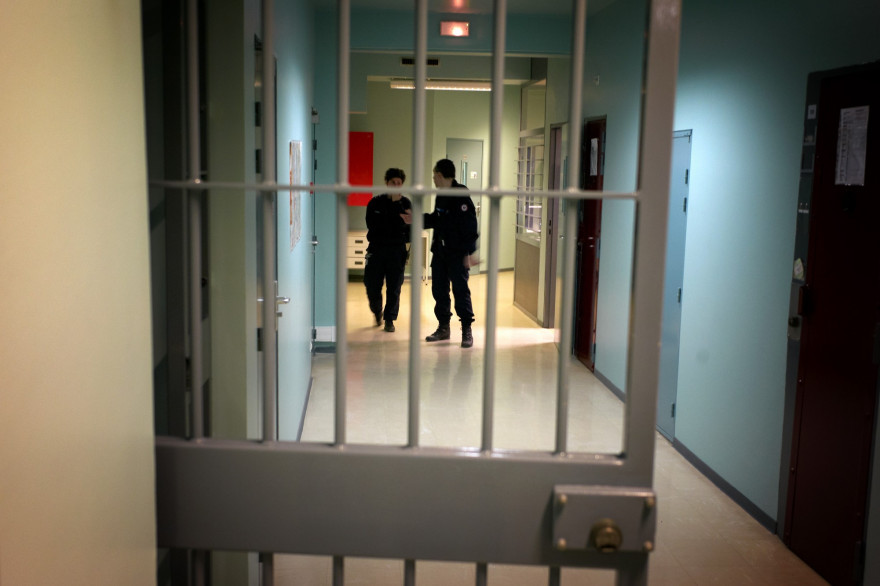 À l'ouverture de la porte de sa cellule, un autre prisonnier a jeté le contenu d'une casserole d'huile bouillante sur son co-détenu, puis l'a lacéré avec un éclat de miroir