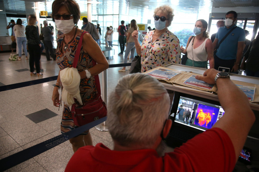 Contrôle de température à l'aéroport d'Ajaccio.