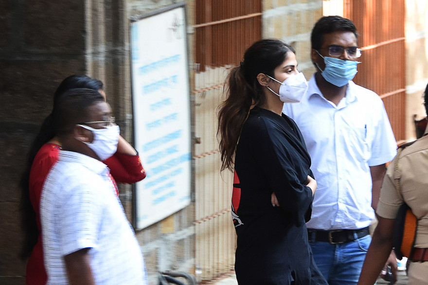 Rhea Chakraborty, actrice de Bollywood, arrêté le 8 septembre 2020 à Bomday après le suicide de son ex-petit ami Sushant Singh Rajput
