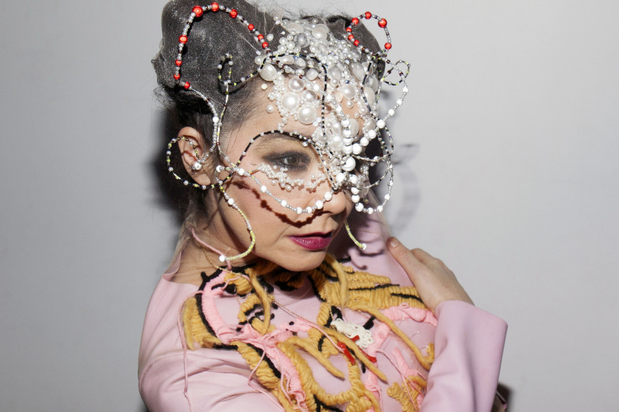 Björk part en guerre contre le sexisme