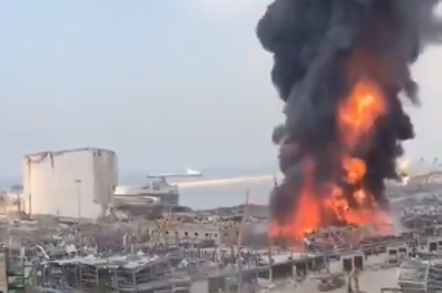 L'armée libanaise a confirmé que le feu a pris dans un entrepôt de pneus et d'huiles, dans la zone franche du port.