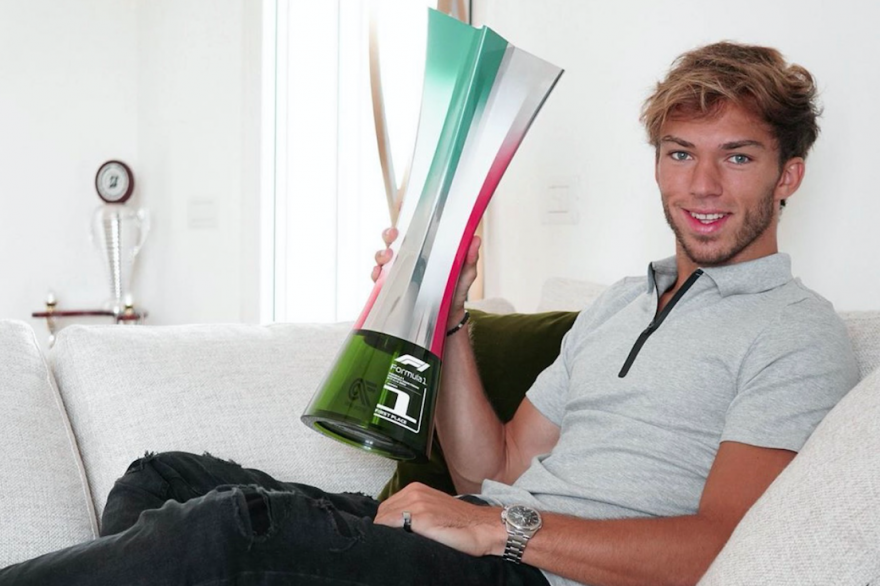 Pierre Gasly chez lui à Milan avec son trophée du GP d'Italie 2020