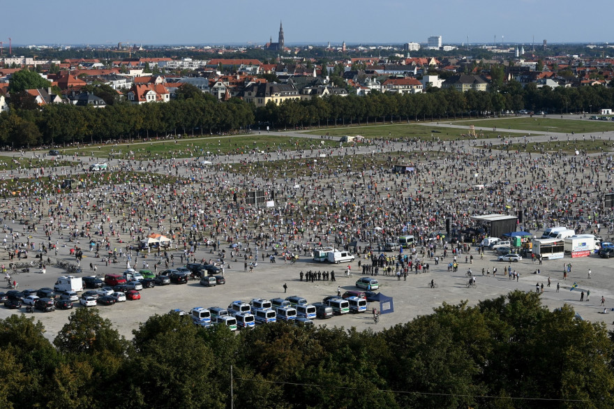 Des milliers de manifestants rassemblés à Munich (Allemagne), le 12 septembre 2020.