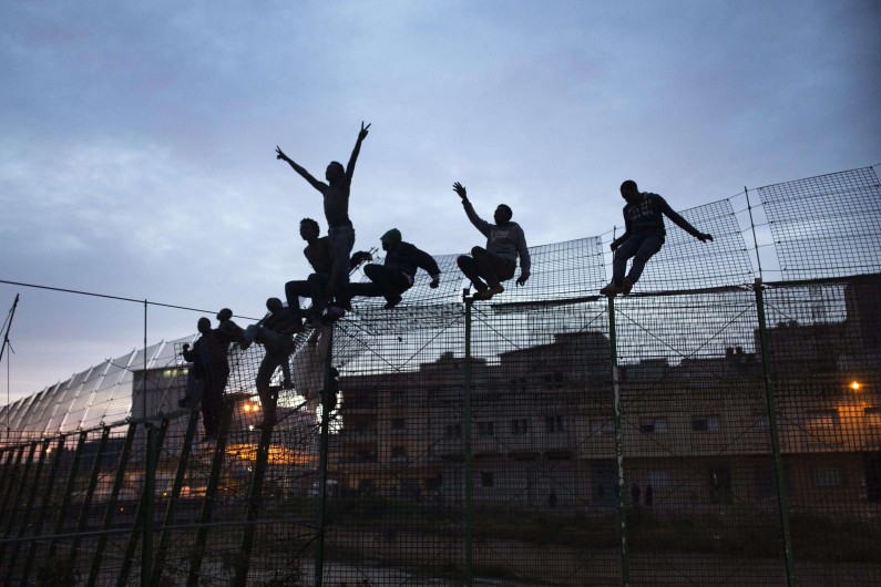 Des migrants tentent de passer la frontière espagnole à Ceuta, enclave au Maroc.
