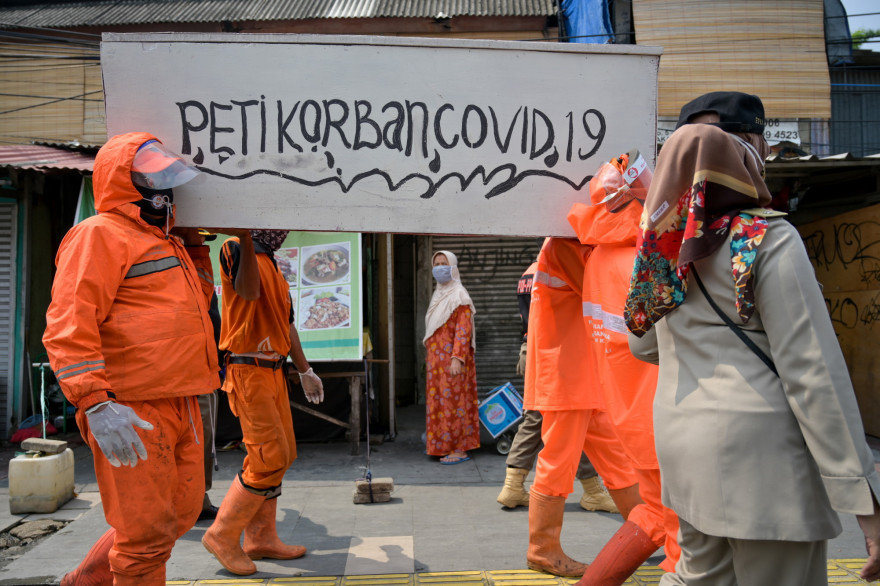 A Jakarta, les autorités locales ont fait défiler des faux cercueils pour sensibiliser les habitants au port du masque, le mardi 15 septembre 2020.