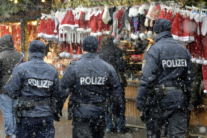 Des policiers autrichiens, le 20 décembre 2016.