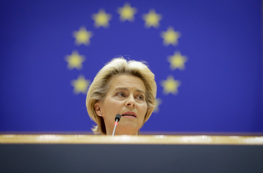La présidente de la Commission européenne, Ursula Von Der Leyen, adresse son premier discours sur l'état de l'Union lors d'une session plénière au Parlement de l'Union européenne à Bruxelles le 16 septembre 2020.