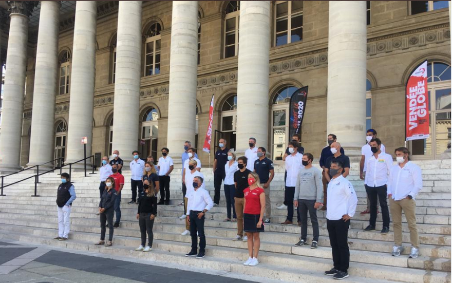 29 des 33 skippers présents sur les marches du Palais Brongniart à Paris