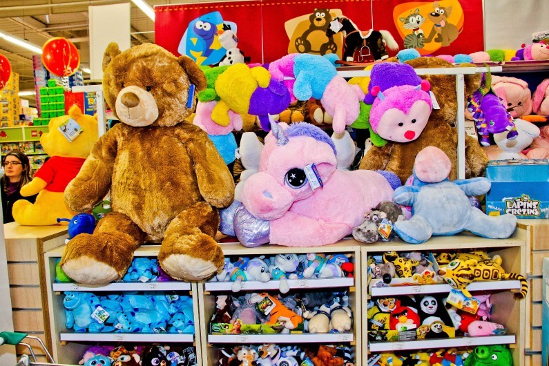 Des jouets en peluche dans un magasin de jouets