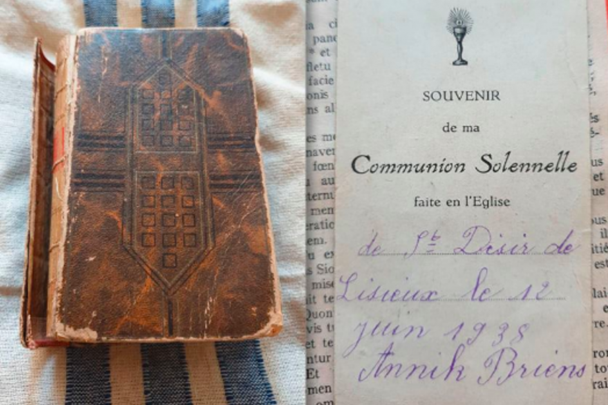 Damian Harrison a envoyé au Mémorial de Caen la photo de la bible retrouvée par son grand-père en 1944