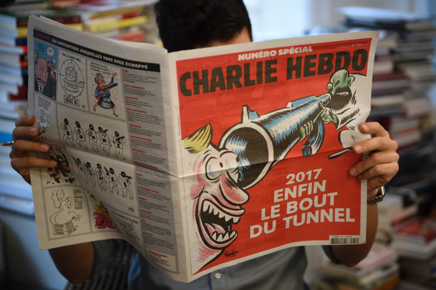 Un homme lit "Charlie Hebdo" en 2017 (illustration)