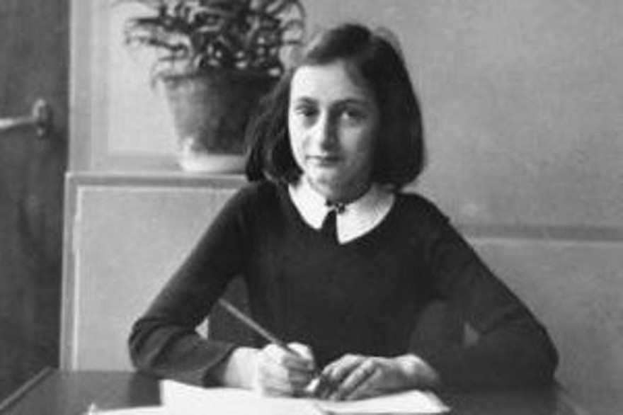 Anne Franck, âgée de 12 ans, sur les bancs de son école d'Amsterdam en 1940