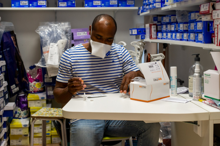 Un pharmacien examine les tests PCR en Guadeloupe