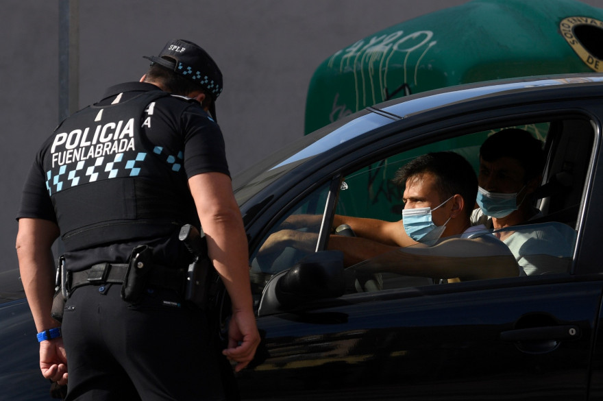 Des policiers contrôlent les automobilistes dans un axe fréquenté de Madrid.