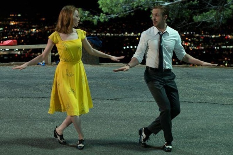 Mia et Sebastian opèrent un numéro de claquettes dans "La La Land", comme dans "Les Demoiselles de Rochefort"