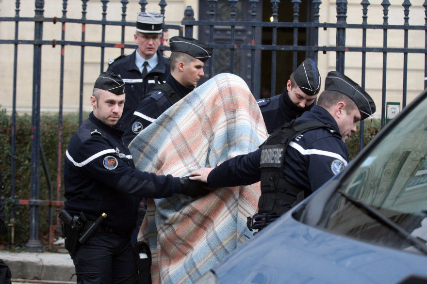 Willy Bardon, mis en examen pour le meurtre et le viol d'Elodie Kulik, escorté par des gendarmes.