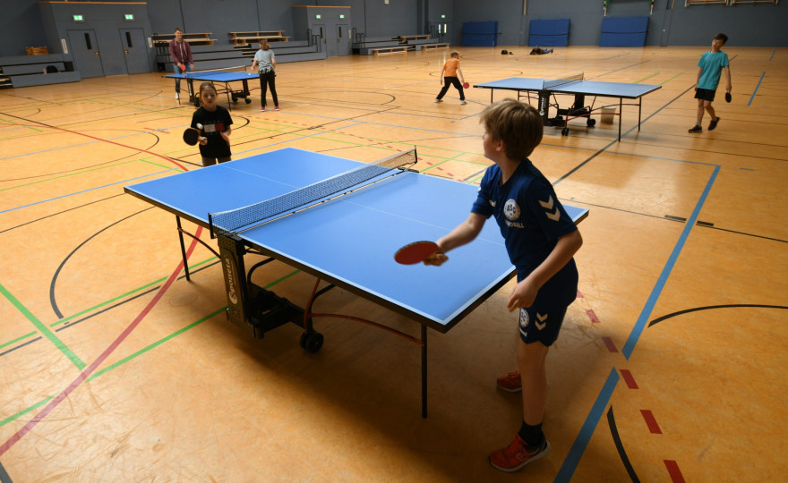 Des enfants dans un gymnase (illustration).