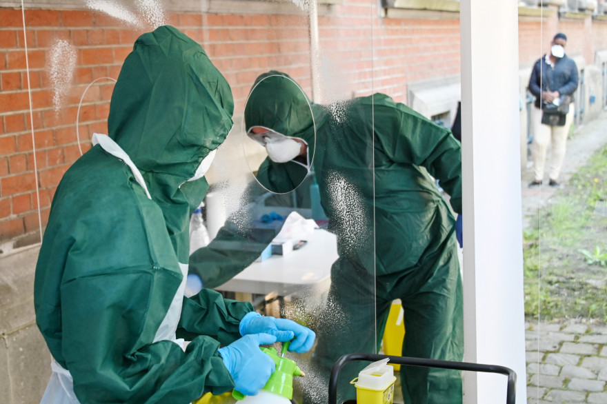 Des biologistes désinfectent un point de prélèvement Covid à l'Institut Pasteur de Lille le 27 avril 2020 (illustration)