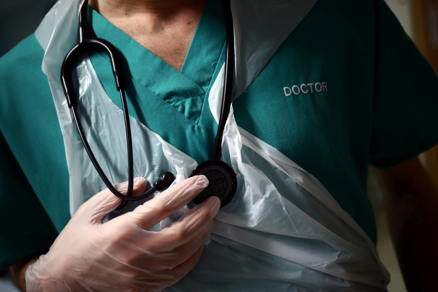 Un médecin porte un stéthoscope autour du cou (illustration)