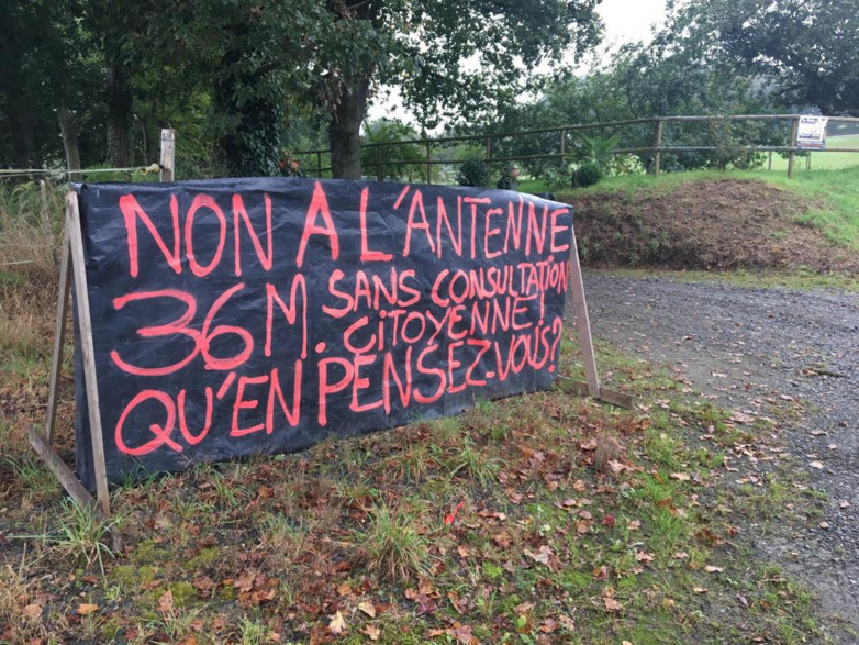 Une banderole anti-5G, dans le village de Boqueho