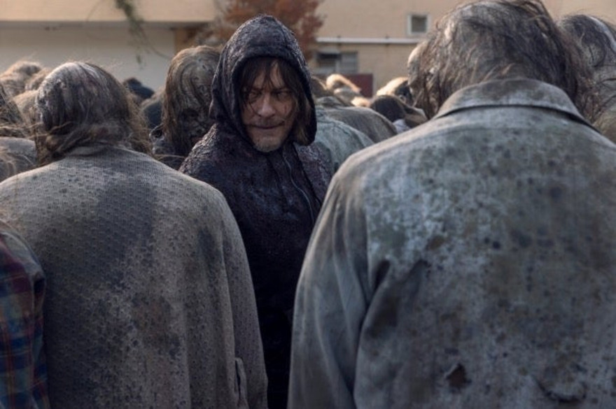 Daryl au milieu de la horde de Beta dans l'épisode 16 de "The Walking Dead"
