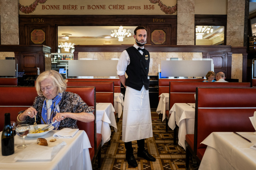 Un serveur porte une mini-visière à Lyon en juin 2020