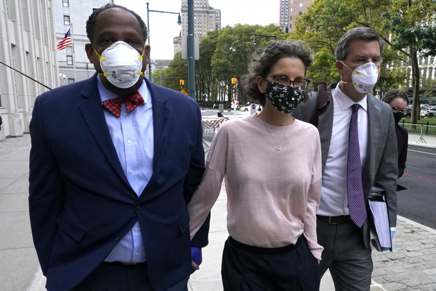 Clare Bronfman (au centre), héritière de l'empire de spiritueux Seagram, le 30 septembre 2020.