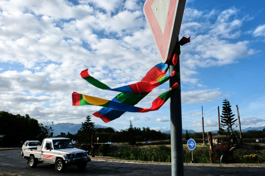 Les couleurs indépendantistes flottent sur la ville de Koné, en Nouvelle-Calédonie.