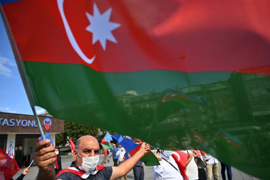 Un manifestant tient un drapeau de l'Azerbaïdjan lors d'une manifestation de soutien à Bakou en conflit avec l'Arménie, à Istanbul, le 1er octobre 2020.