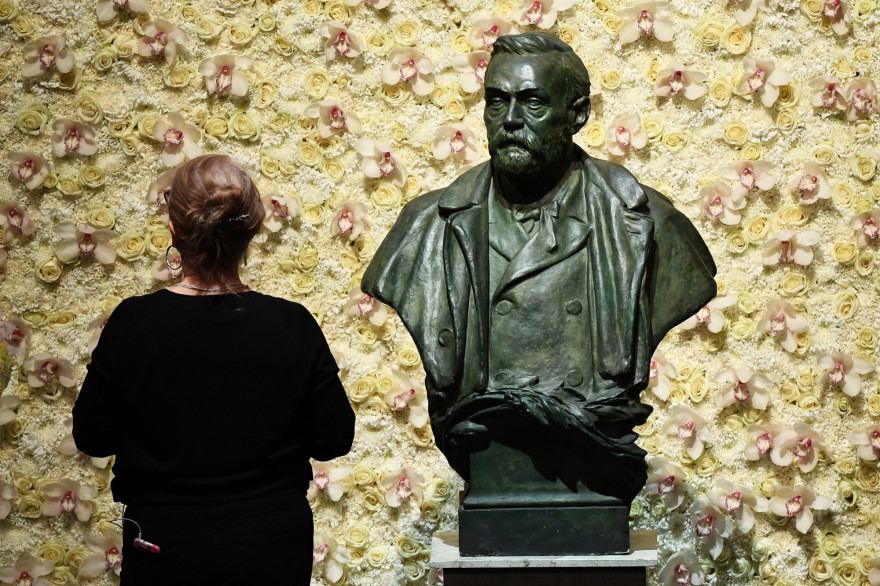 Le buste du fondateur du prix Nobel, Alfred Nobel, avant la cérémonie des prix Nobel à la salle de concert de Stockholm, en Suède.