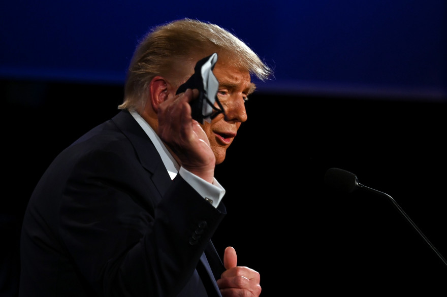 Donald Trump brandissant un masque le 29 septembre, lors du débat présidentiel, à Cleveland