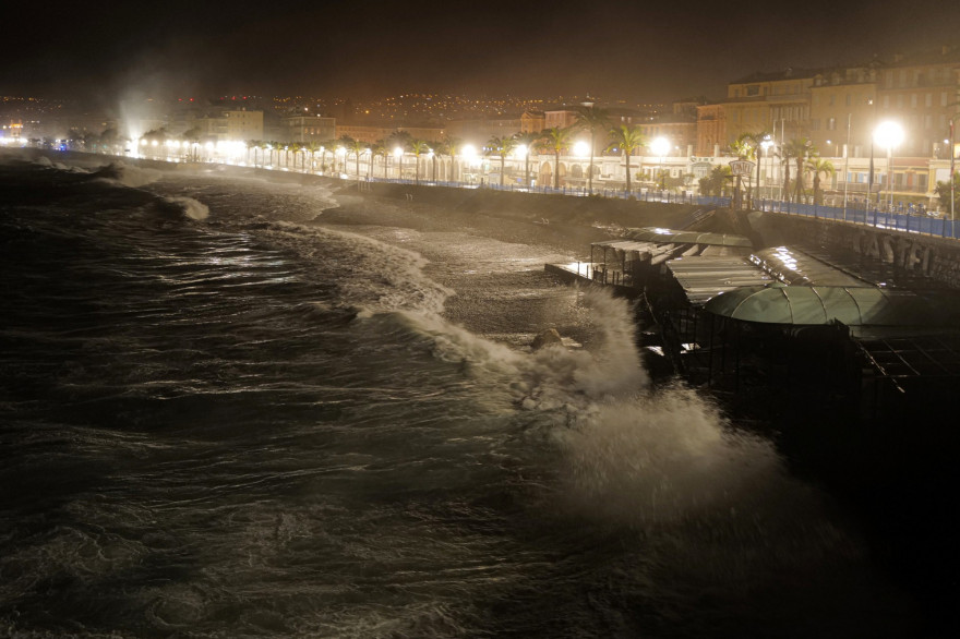 La Promenade des Anglais à Nice pendant le passage de la tempête Alex, le vendredi 2 octobre 2020.
