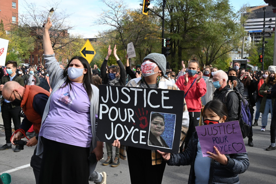 Des manifestants réclamant justice pour Joyce Echaquan, la femme autochtone morte après avoir été victime de racisme sur son lit d'hôpital, à Montréal, le 3 octobre 2020.
