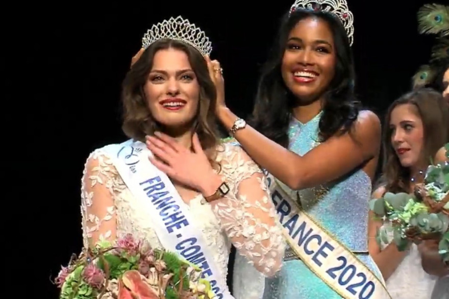 Clémence Botino, Miss France 2020, a remis la couronne de Miss Franche-Comté à Anastasia Salvi, le 4 octobre 2020.