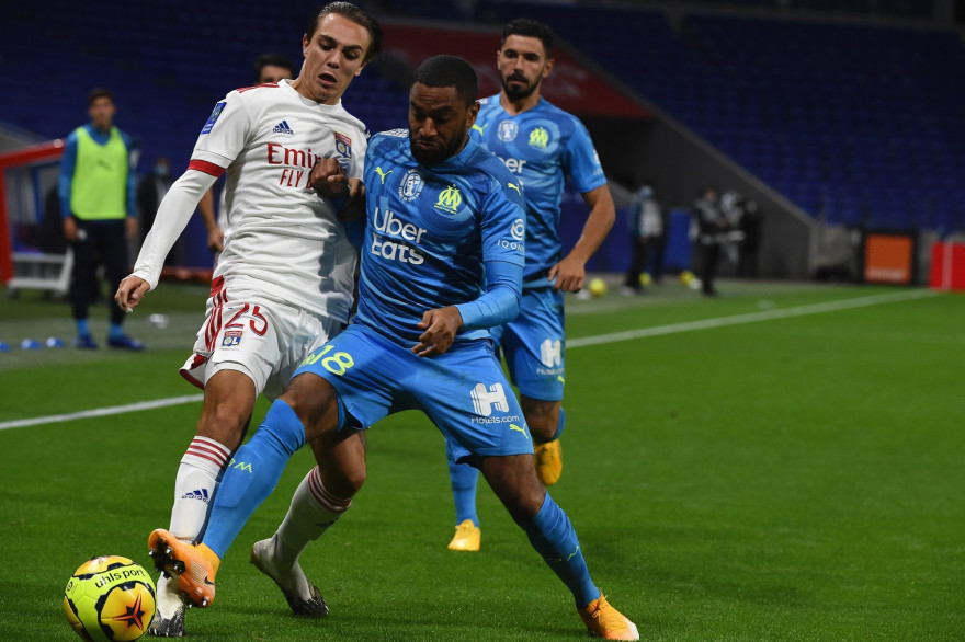 Maxence Caqueret au duel avec Jordan Amavi le 4 octobre 2020